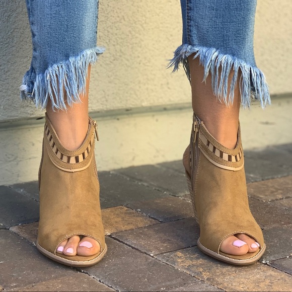 NIB Tan Asymmetrical Peep Toe Cone Heel Sandal - Picture 3 of 8